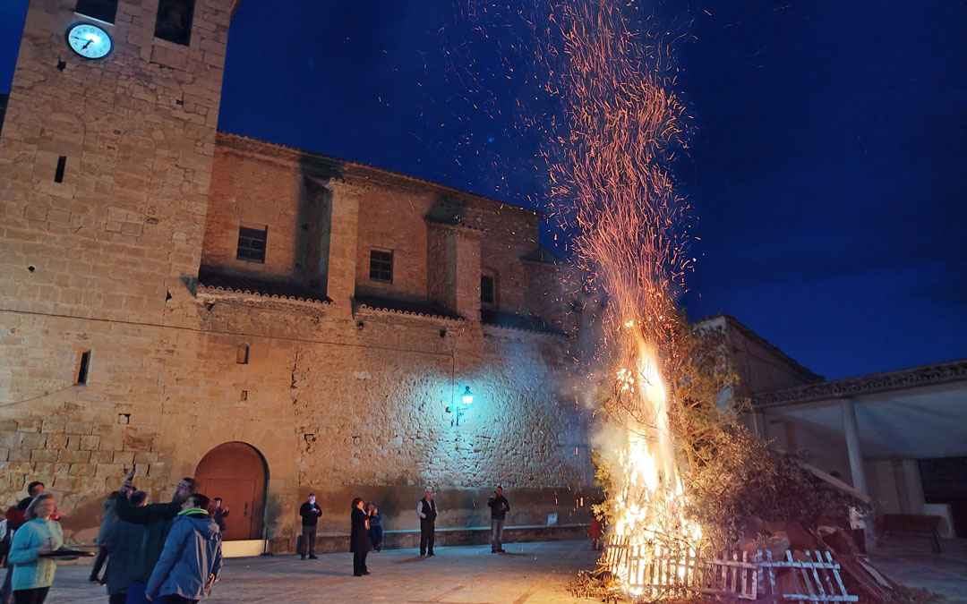 Hasta el cielo subieron las primeras llamaradas de la hoguera. Los pequeños tuvieron su hueco el domingo./ Ayuntamiento de Torre de Arcas