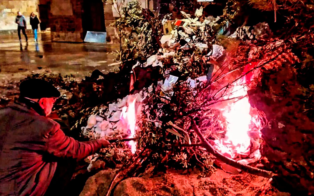 Sant Antoni se celebró en Torre del Compte con la quema del árbol de los deseos y cena y el sábado con plega con Los Diablets./ David García