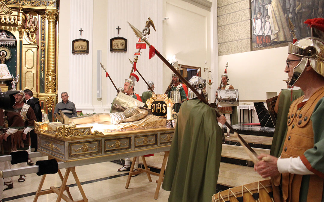 Los Alabarderos de Urrea entrando a custodiar la Cama en la iglesia de Urrea para comenzar el Santo Entierro. Es uno de sus momentos importantes. / B. Severino