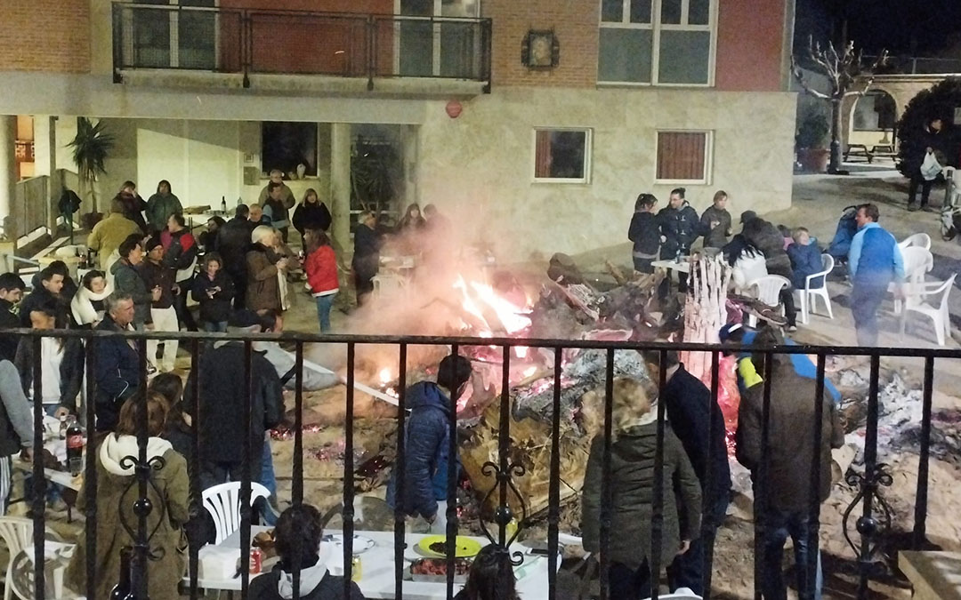 Decenas de grupos celebraron en Urrea de Gaén la hoguera de San Antón./ S.B.