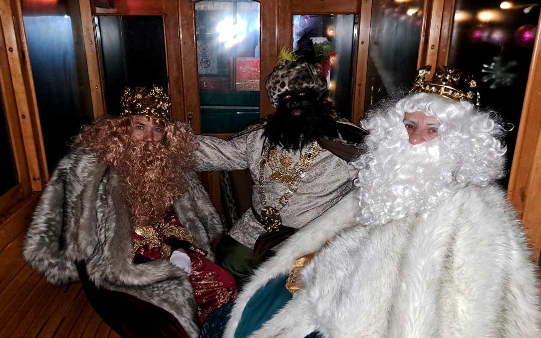 Los Reyes Magos a bordo de La Hulla llegando a Utrillas. / Ayto. Utrillas