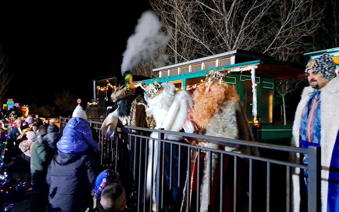 Los Reyes Magos saludando a quienes les esperaban en el Pozo de Santa Bárbara a su llegada en la locomotora. / Ayto. Utrillas