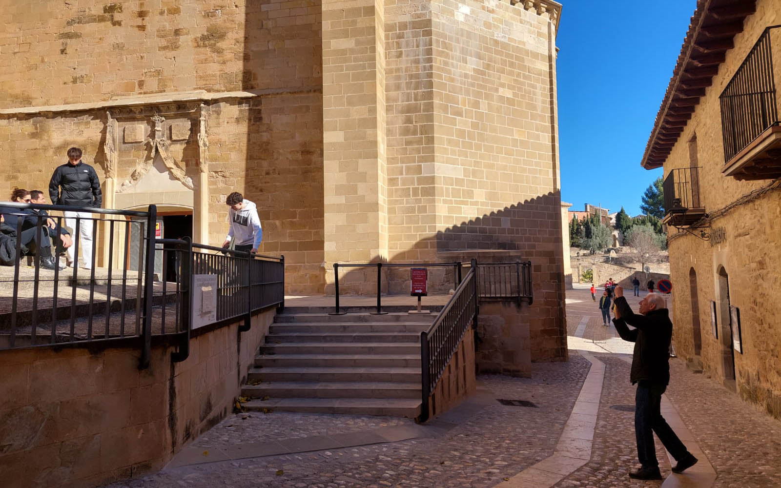 Grupo de visitantes en la puerta del castillo./ J.L..