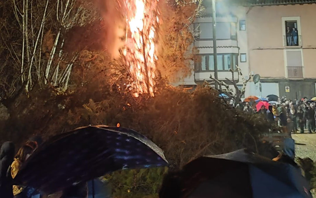 La lluvia fue protagonista durante los momentos iniciales del encendido de la hoguera./ A. Martí