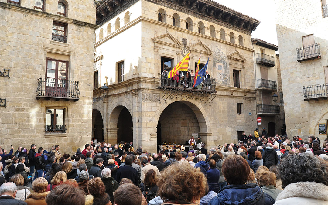 Centenares de personas han escuchado los dichos de 'El Bicho'./ J.L.