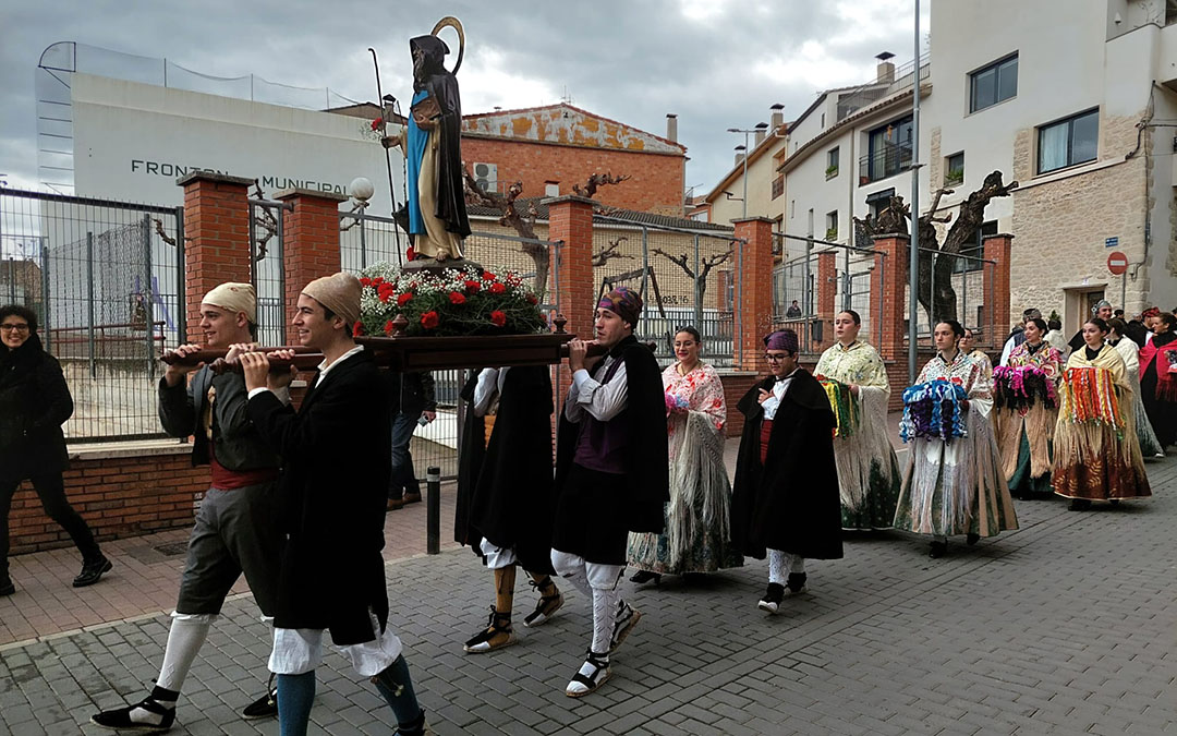 Los 'Quintos' han sido los encargados de llevar el Santo en procesión./ J.L.
