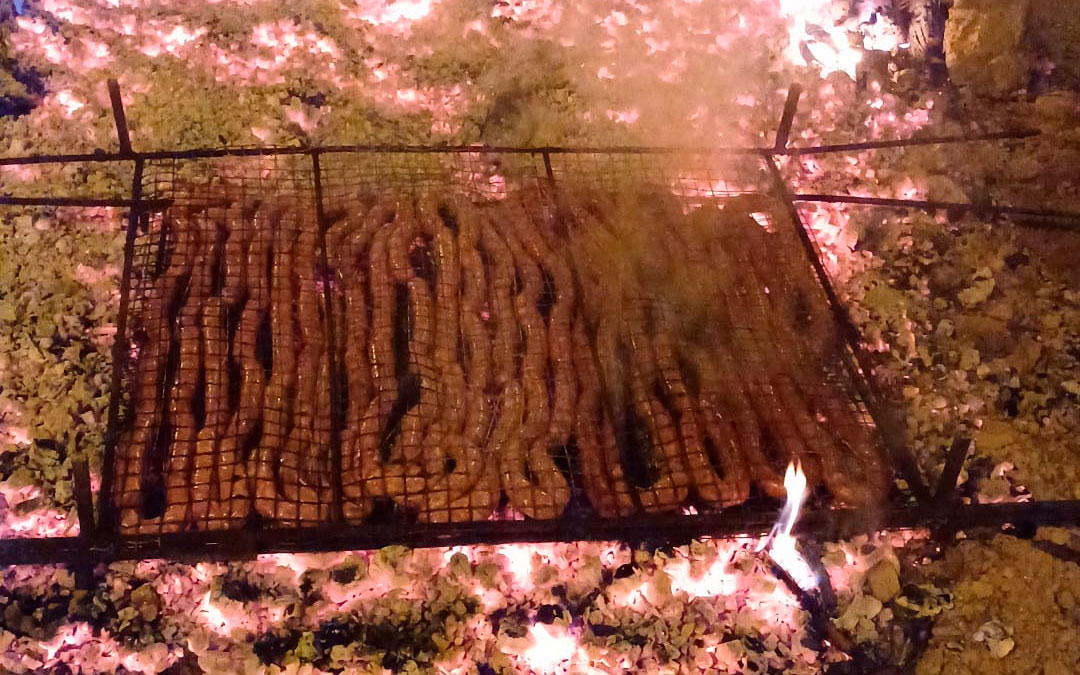 Longaniza y chorizo para los asistentes en Valdeltormo./ L.C.