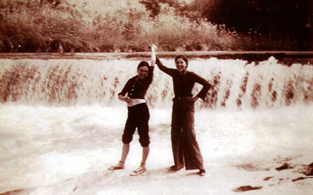 Carmen Valero junto a su prima Ángeles Brun en Castelserás. / Imagen del archivo familiar