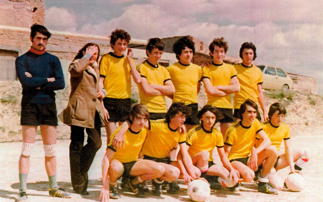 La castelserana Carmen Valero, agarrada de su primo Enrique Omedes, durante un homenaje que le realizó el equipo de fútbol 11 local a finales de los 70. / Imagen del archivo familiar