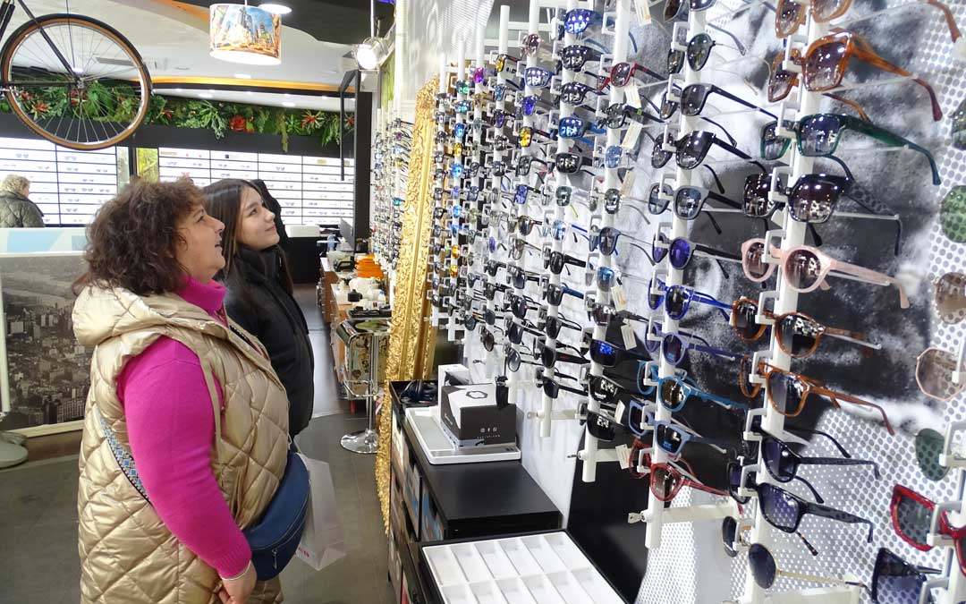 También hubo tiempo para comprar gafas./ A.Z