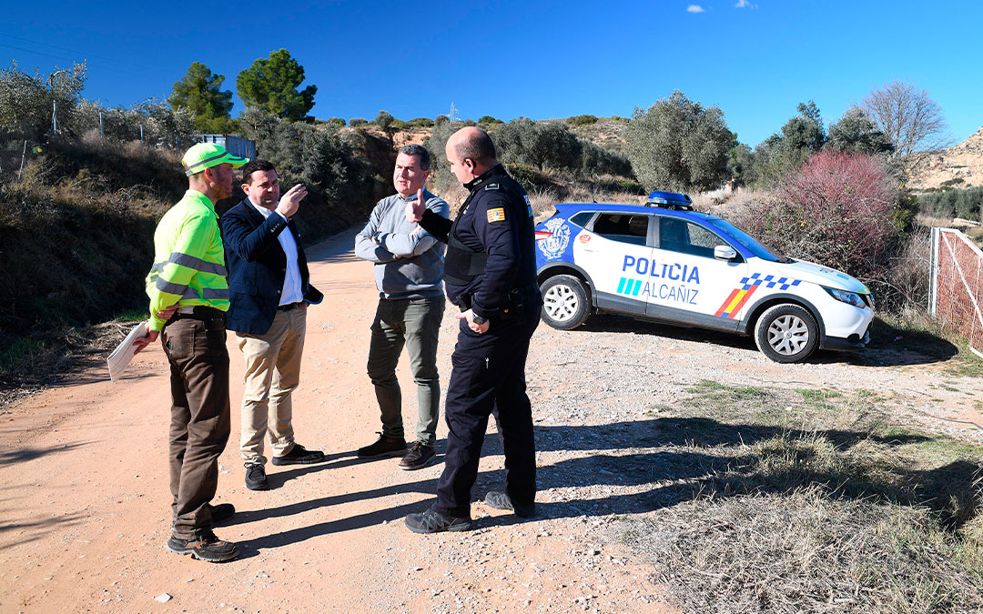 El alcalde de Alcañiz, Miguel Ángel Estevan; el segundo teniente de alcalde, Eduardo Orrios; y el oficial jefe de la Policía Local, Javier Zabala; se reunieron este martes con la jefatura de la obra./ Ayuntamiento de Alcañiz