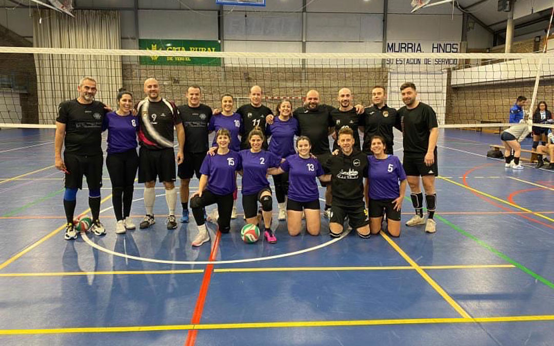 Foto de familia del partido de viejas glorias masculinas y femeninas de voleibol. / Voleykasalkas