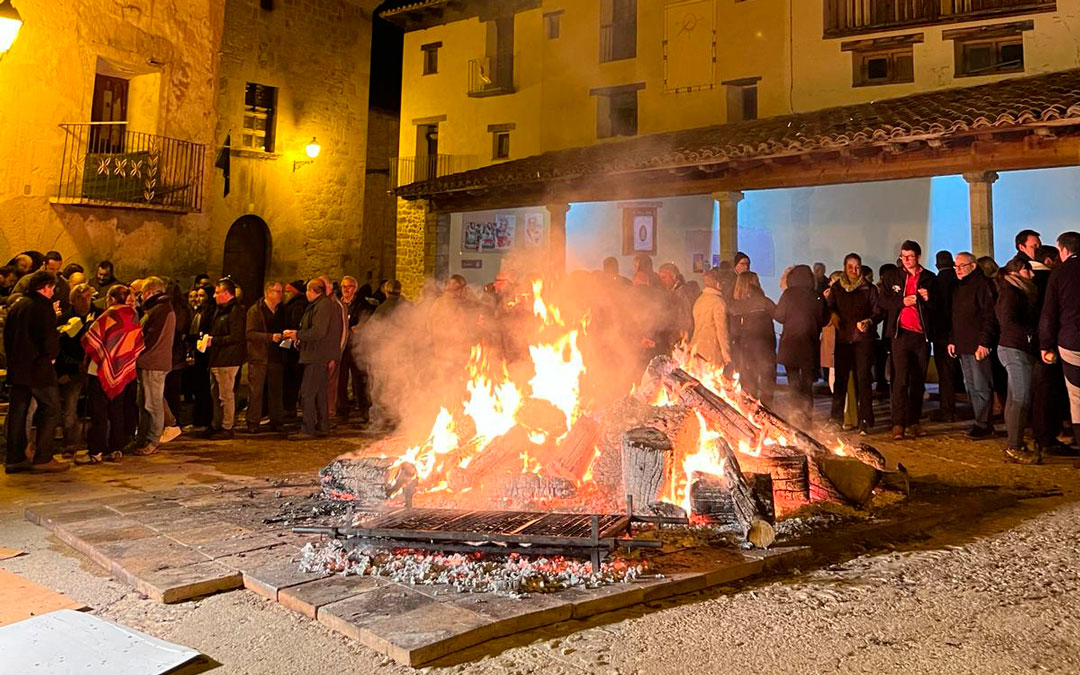 La hoguera de Villarluengo hizo entrar en calor y cocinar la carne. Después, en la subasta, se llegó a pagar más de 200 euros por una trufa, y a buen precio se pagaron también animales./ Javier Boné Cases
