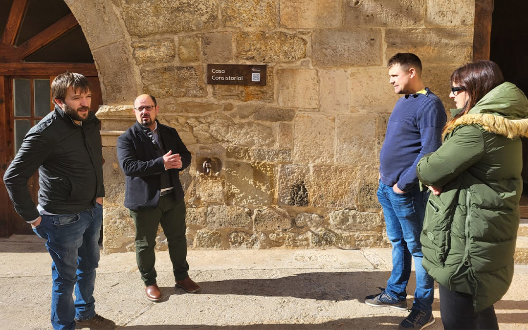 En Villarluengo, Carlos García, concejal del PAR, junto a Roberto Rabaza, alcalde de Tronchón, han explicado a Izquierdo el proyecto de códigos QR turísticos./ PAR