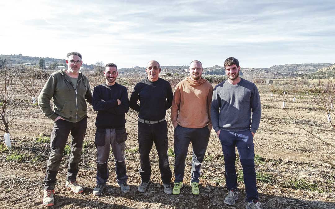 Iván Solé; Joan Omella; Sergio Puyol y Raúl Moncús junto a Miguel Ángel Ferrer, presidente de la Cooperativa de melocotón de Mazaleón. /Alba Zurita