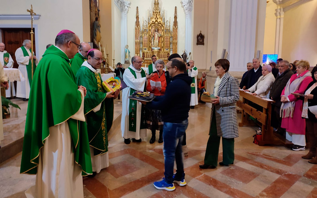 Cáritas, y otras asociaciones, entregaron un obsequio. /Ayto. Alcorisa