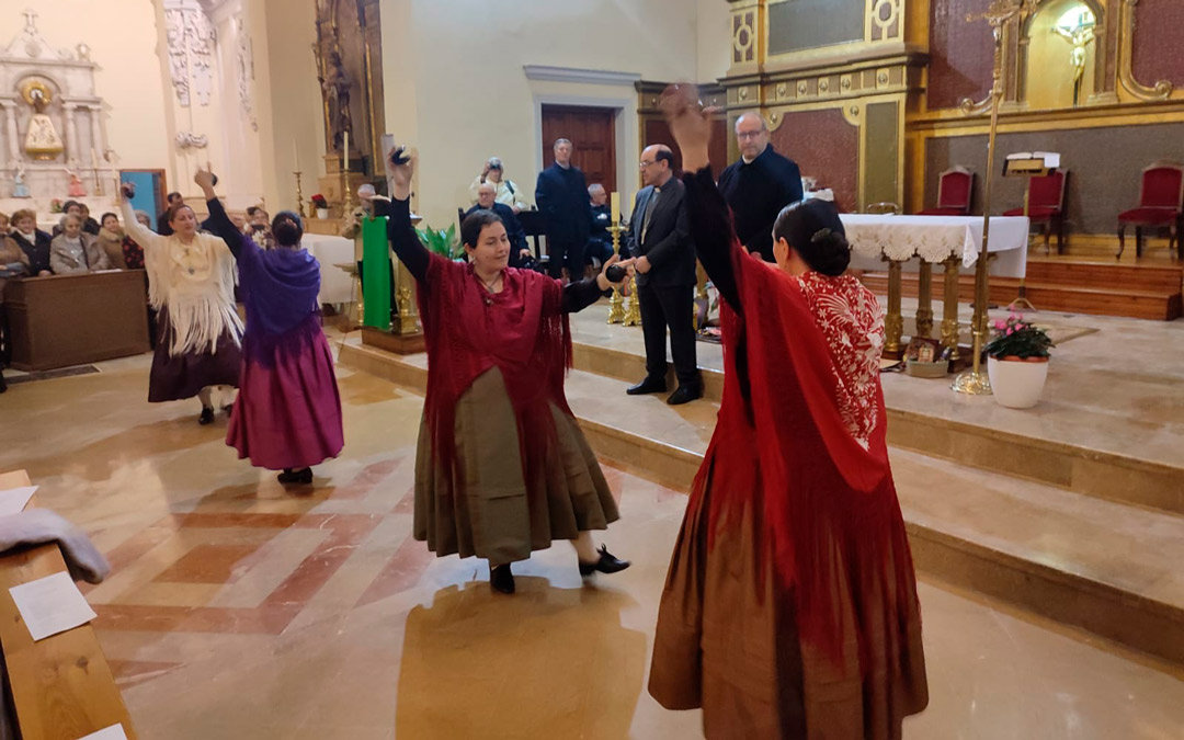 A la música del coro y la coral se sumaron las jotas durante la misa. /Ayto. Alcorisa