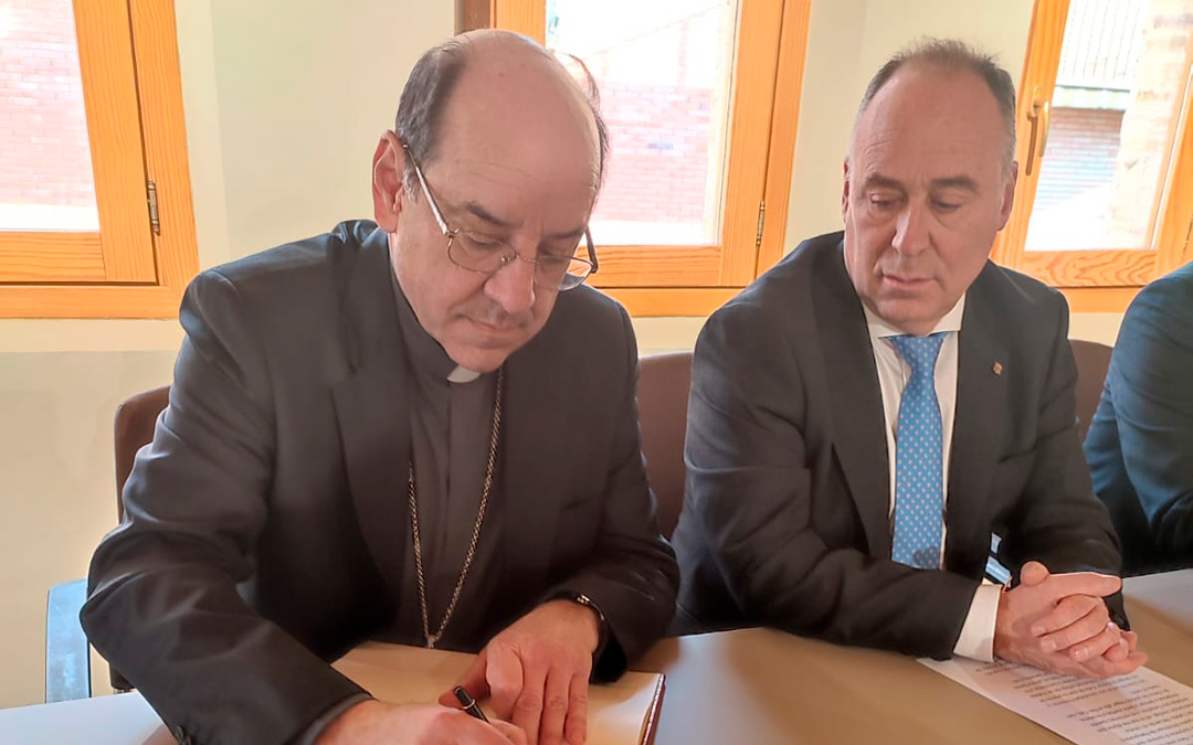 El arzobispo, junto al primer edil, firmó el libro de honor. /Ayto. Alcorisa