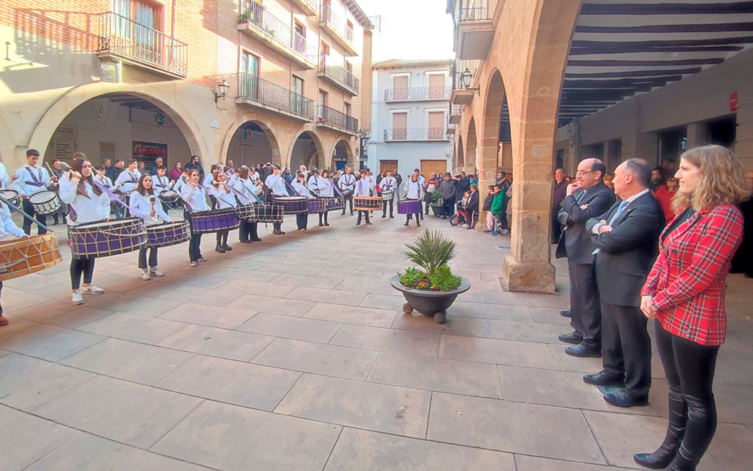 Los tambores le esperaron al salir del consistorio. /Ayto. Alcorisa