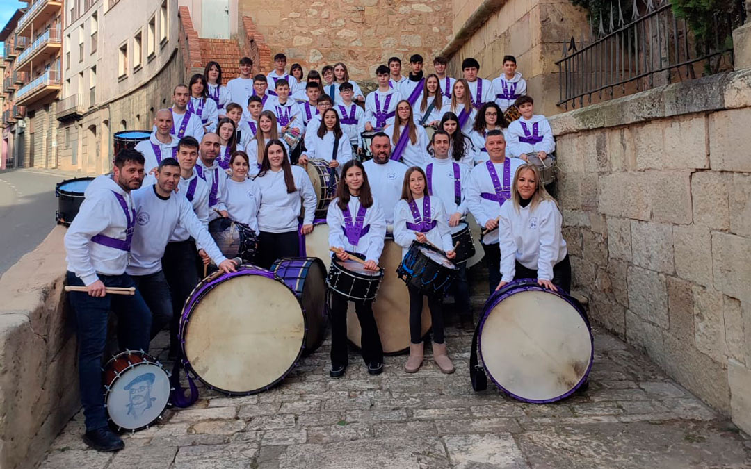 Los tambores le esperaron al salir del consistorio. /Ayto. Alcorisa