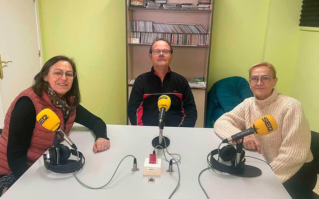 Ana Villacampa. Marina Benedí y José Ballabriga en Radio Caspe./ S.F.
