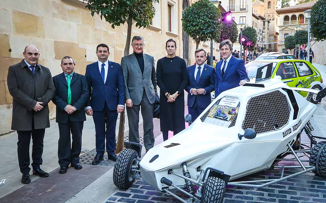 Autoridades con los vehículos de la exposición./ FADA.