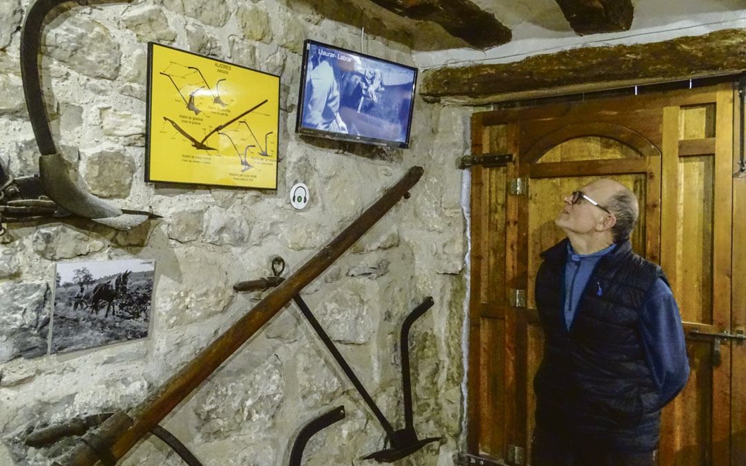 José María Ràfales dentro del museo y observando una de las 12 televisiones nuevas ./ Alba Zurita