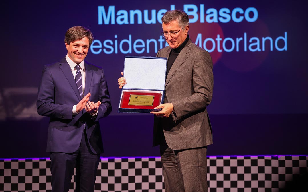 Ánchel Echegoyen, presidente de FADA entregando un reconocimiento a Manuel Blasco, presidente de Motorland por el 15º aniversario del circuito./FADA