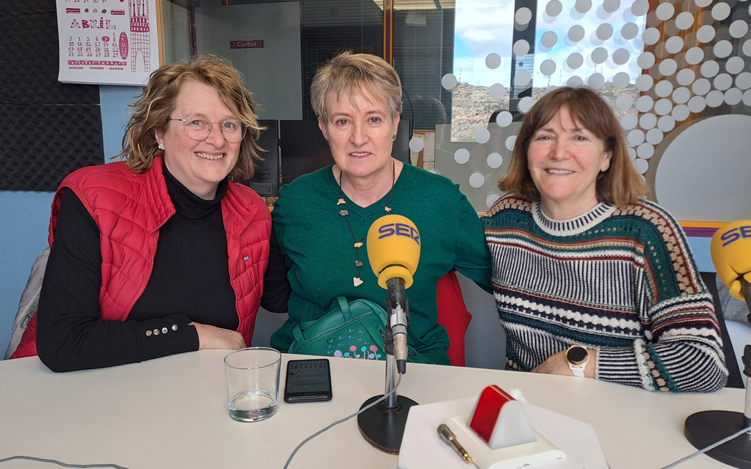 Sara Salvador, Teresa Villarroya y María Jesús Martín, en Radio La Comarca. / N.A.