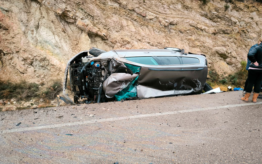 El vehículo ha volcado en la A-1415 entre Andorra y Alcañiz./ L.C.