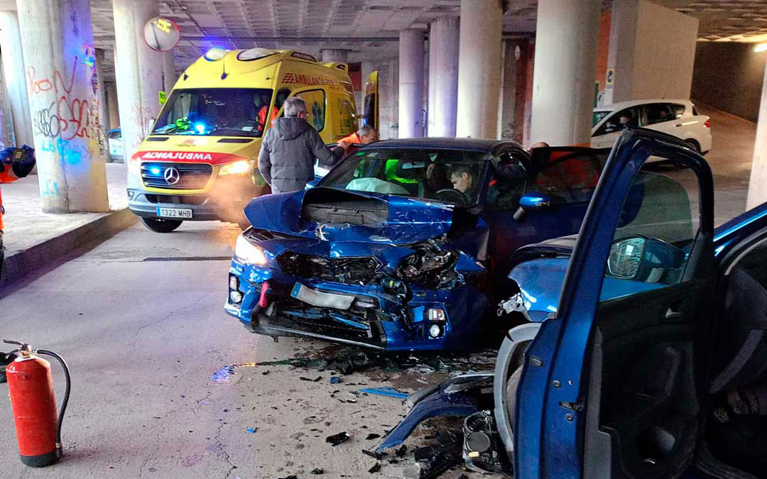 Aparatoso accidente en el túnel junto al instituto en Alcañiz. / L.C.
