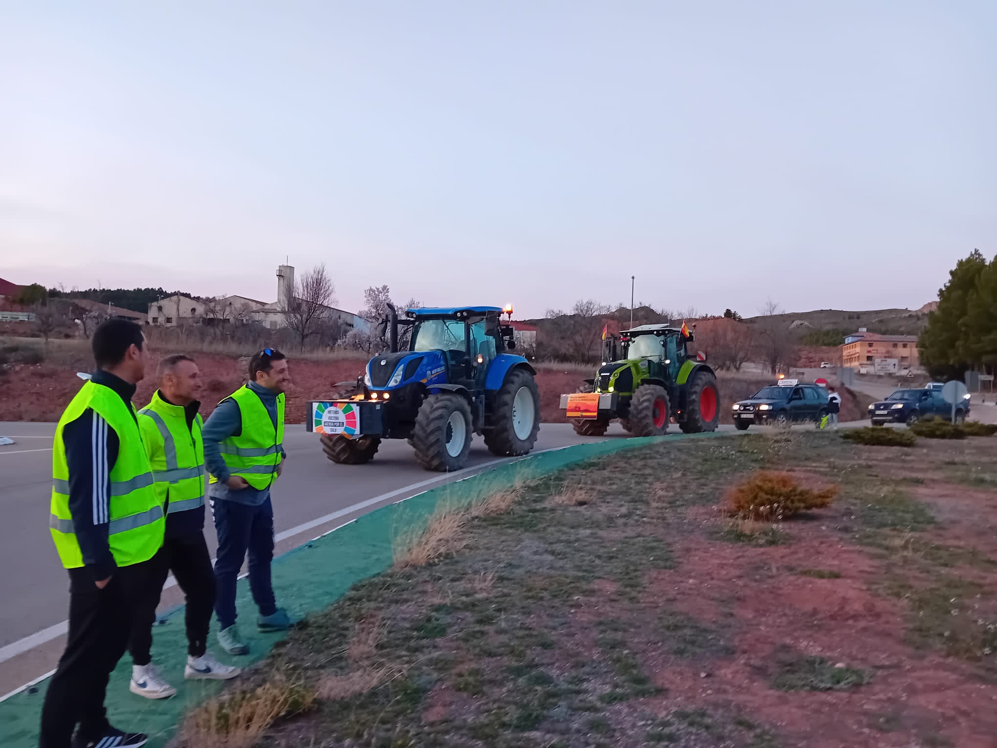 Agricultores de Cuencas Mineras este domingo por la tarde en la rotonda de Montalbán / A.C.M.
