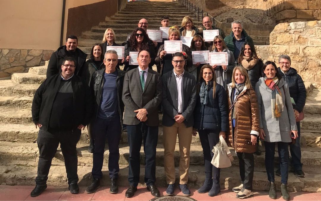 Foto de familia de participantes en el programa experiencial 'Aiguaiva es Medio Ambiente' y autoridades./ Ayto.
