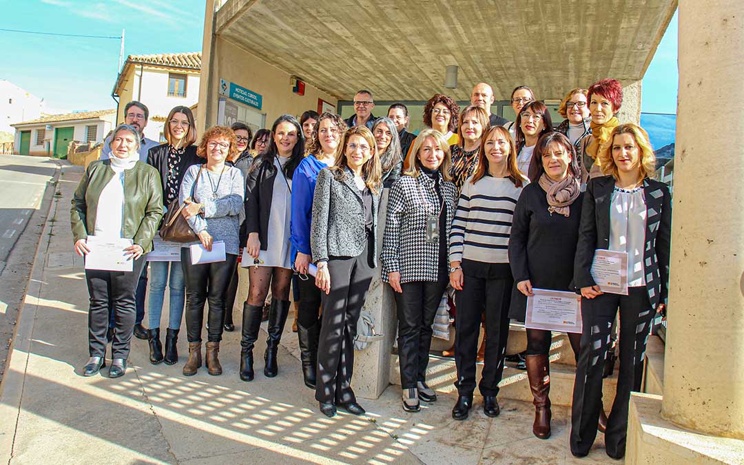 Las alumnas-trabajadoras, en Albalate con sus diplomas y tres certificados de profesionalidad en la clausura con el Inaem y autoridades locales y comarcales. / B. Severino