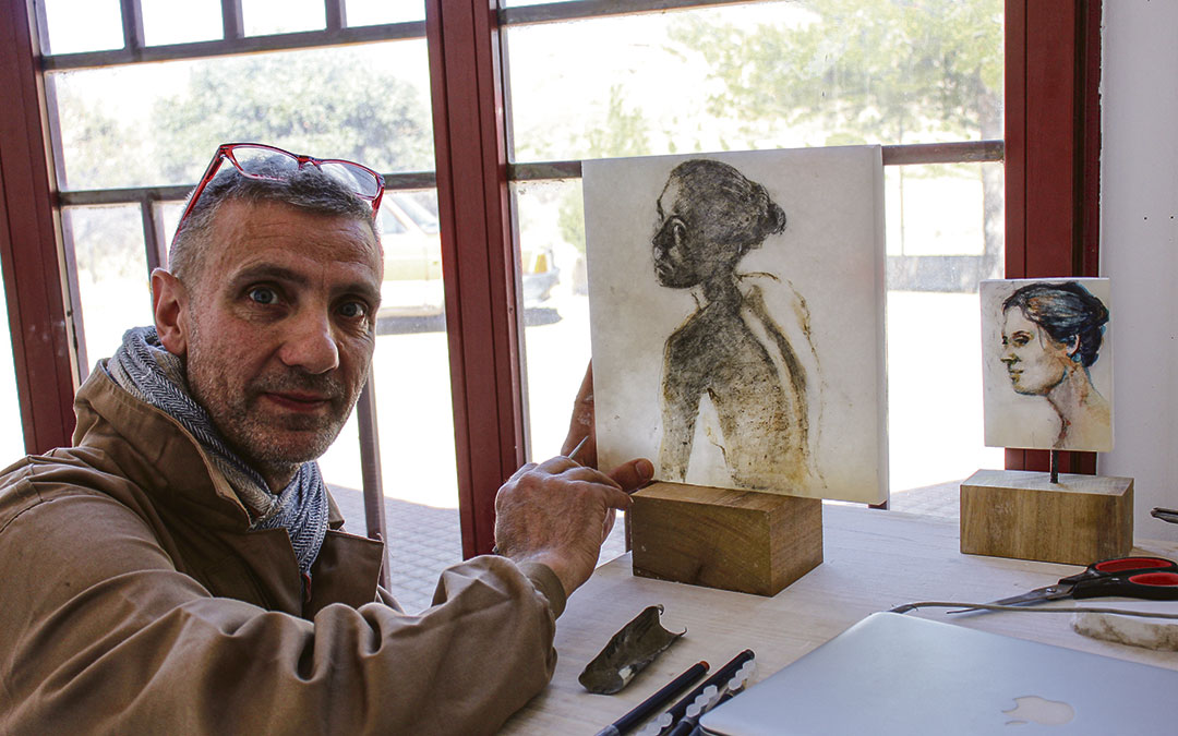 Rubén Vidal, residente en el CIDA, durante su investigación sobre la pintura en tabla de alabastro. / B. Severino