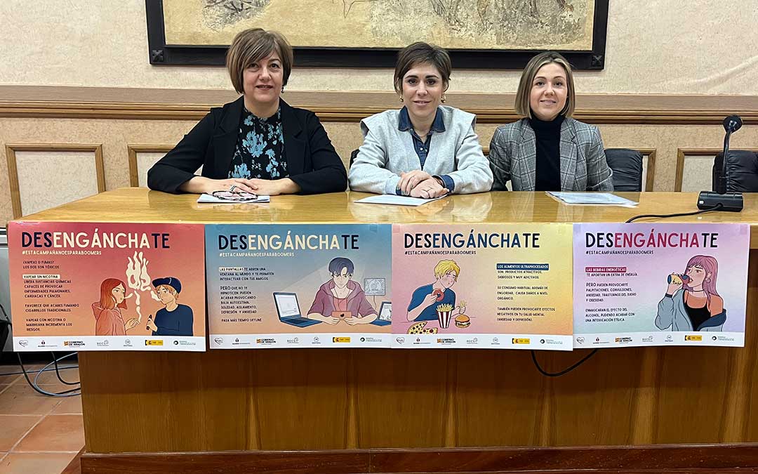 Cristina Falo y Carmen Julve, psicóloga y Trabajadora Social de la Unidad de Adicciones; junto a la edil Marta Alquézar, este miércoles./ L. Castel