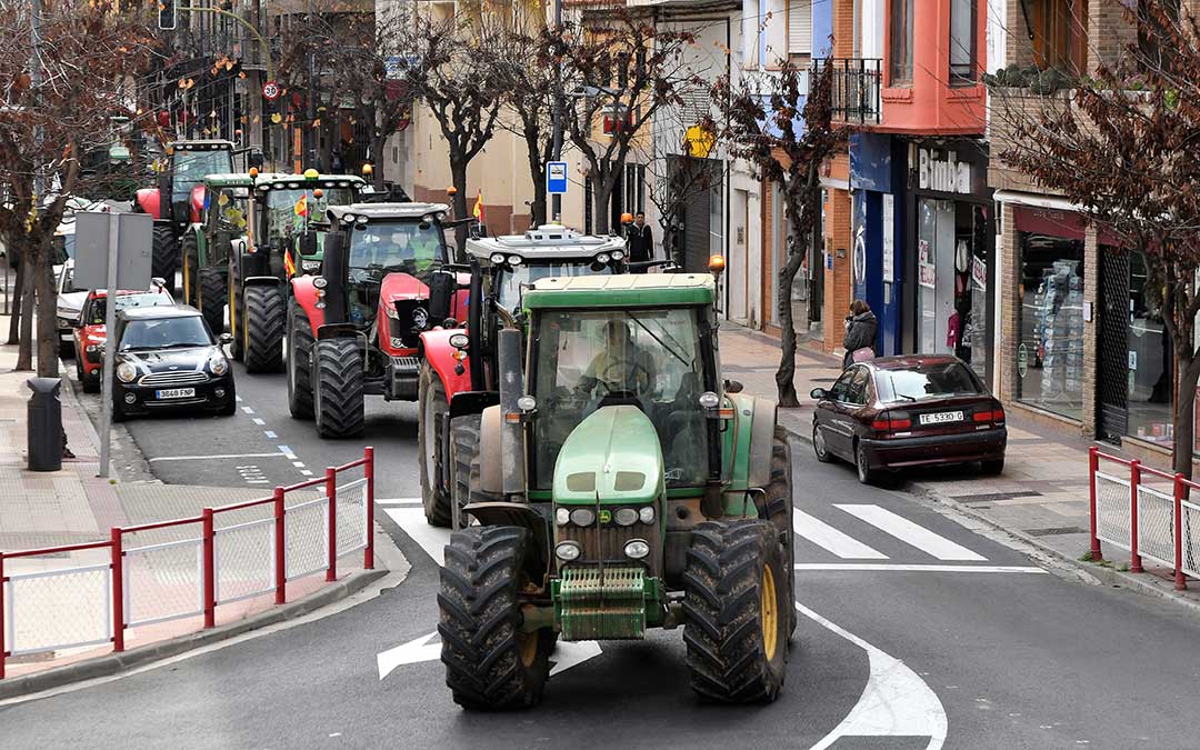 Tractores por la avenida Aragón de Alcañiz este martes./ La COMARCA