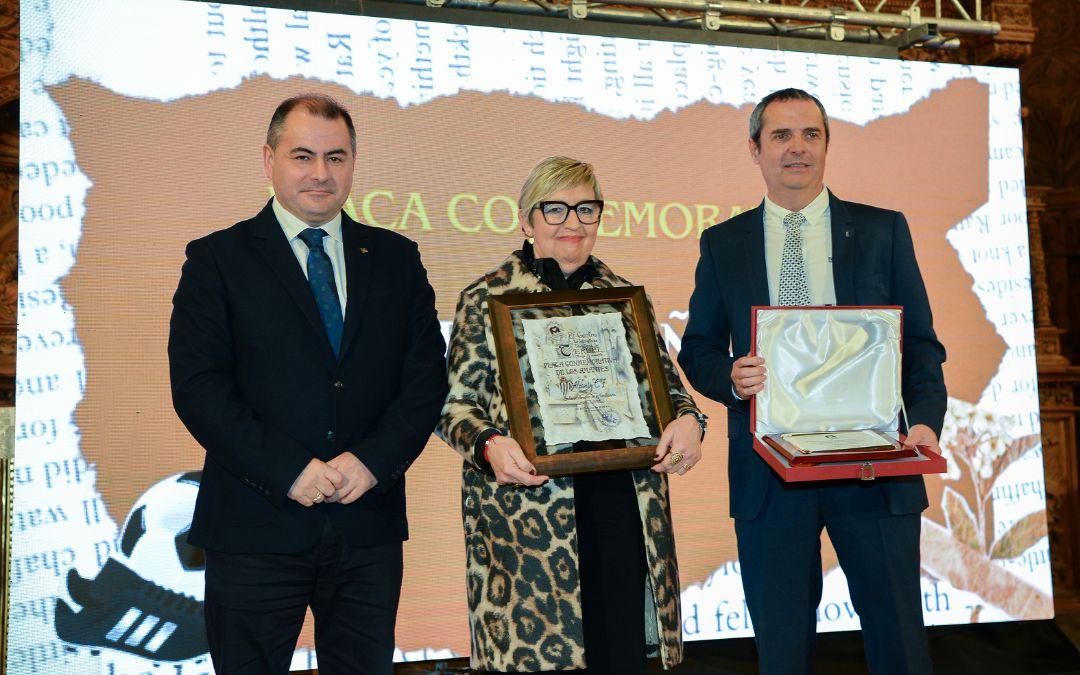 Entrega de la placa conmemorativa del Centro de Iniciativas Turísticas de Teruel al Alcañiz C.F. este sábado./ Jorge Escudero.