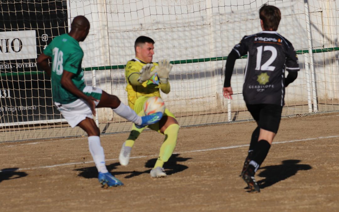 Instante del partido entre el Alcañiz C.F. y Mequinenza C.D./ Ayto. de Mequinenza.