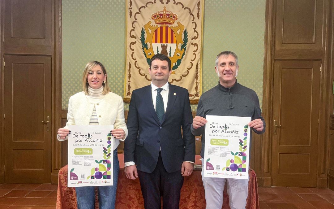 Presentación de la ruta 'De tapas por Alcañiz' este martes en el Ayuntamiento de Alcañiz./ C.O.