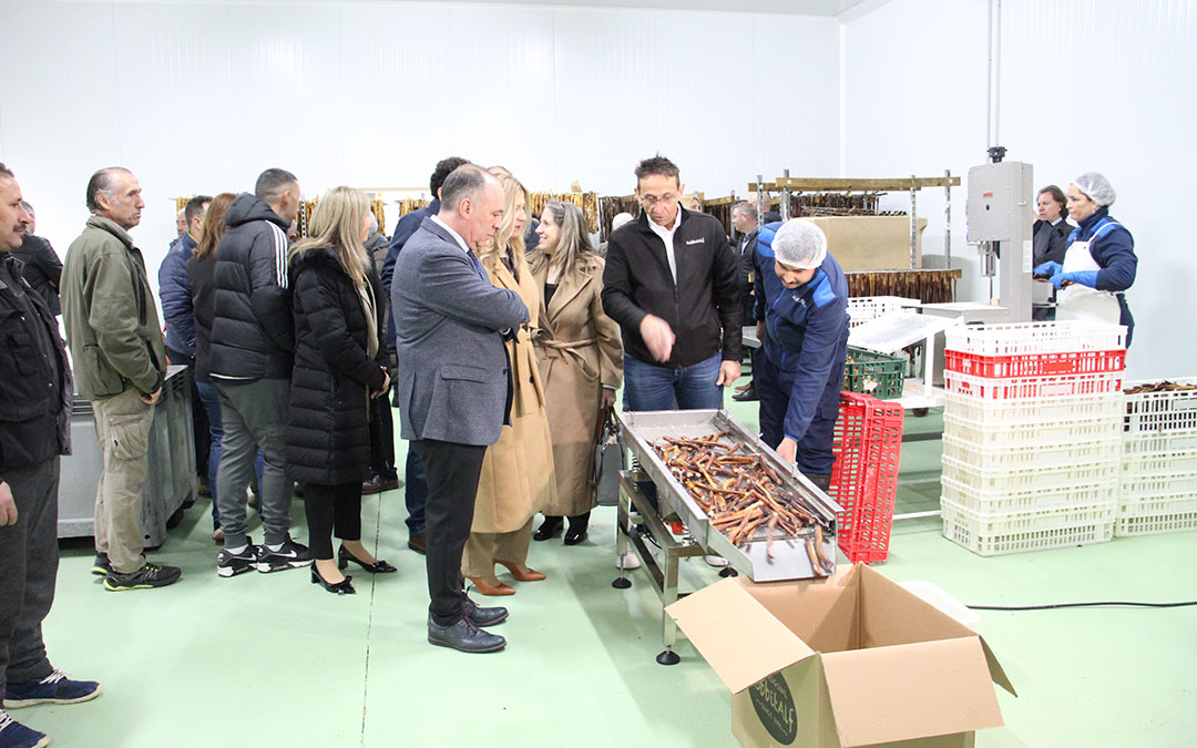Inauguración de Alkura Petfood en Alcorisa con la vicepresidenta segunda de la DGA, Mar Vaquero. / B. Severino