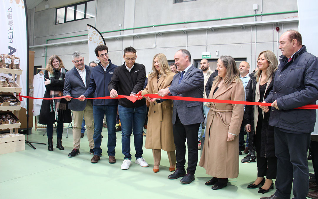 Inauguración de Alkura Petfood en Alcorisa con la vicepresidenta segunda de la DGA, Mar Vaquero. / B. Severino