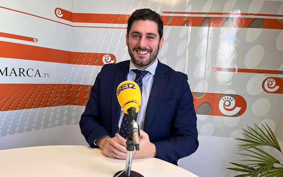 Alejandro Nolasco, vicepresidente del Gobierno de Aragón y consejero de Despoblación, Desarrollo Territorial y Justicia, en el estudio de Radio La Comarca. / Eduard Peralta