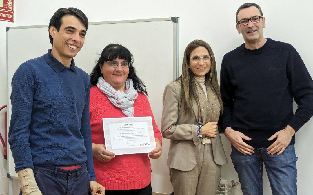 Entrega de diplomas a cargo del director del taller, Antonio Dobato; la directora de INAEM Teruel, Patricia Utrillas; y el alcalde de Andorra, Rafa Guía./ Ayto. de Andorra.