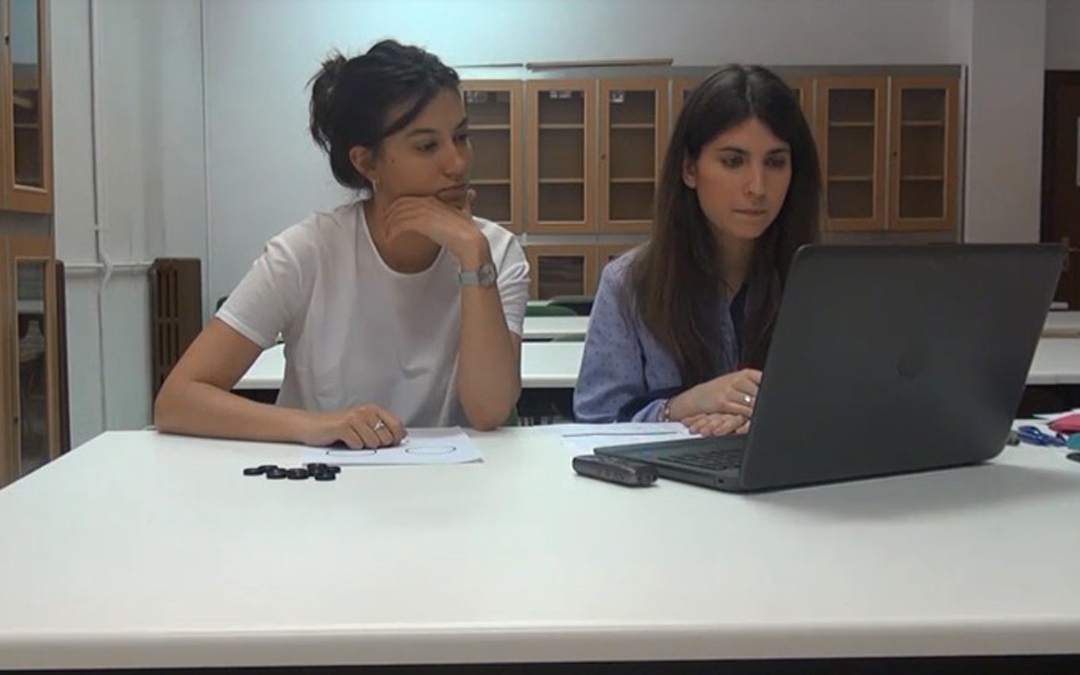 Andrea Ariño en uno de los experimentos junto a una compañera. /A.A.