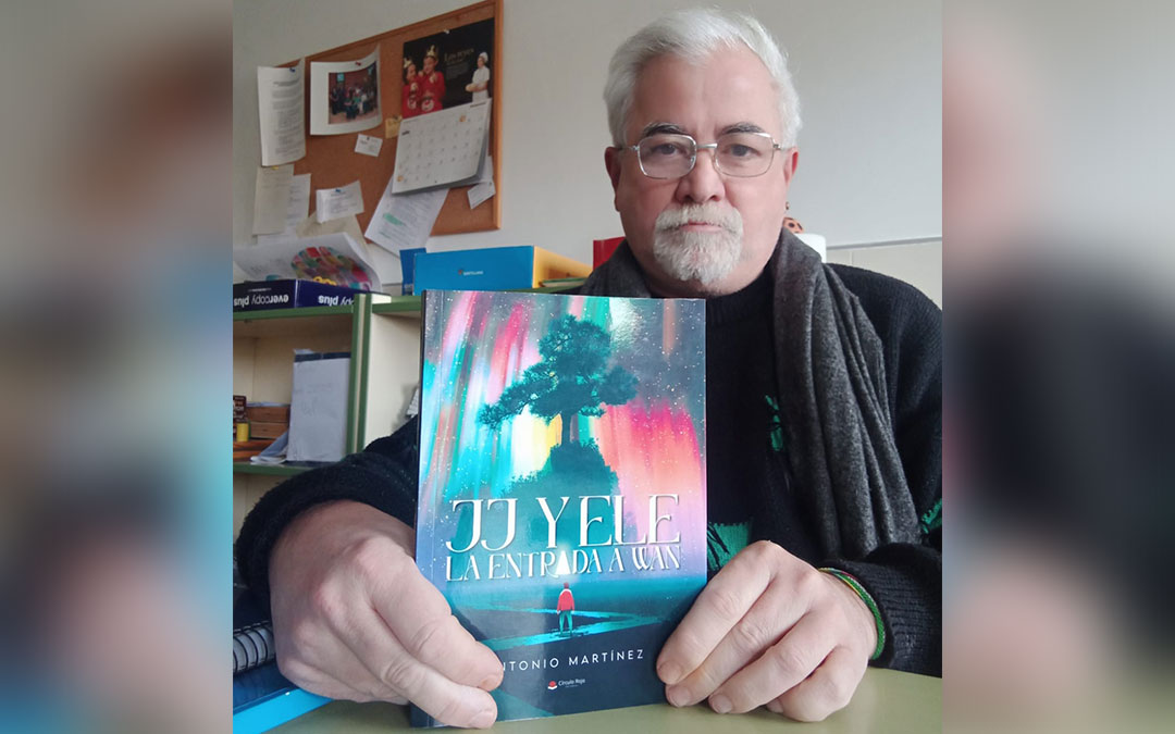 Antonio Martínez con su libro ‘JJ y Ele. La entrada a Wan’./ L.C.
