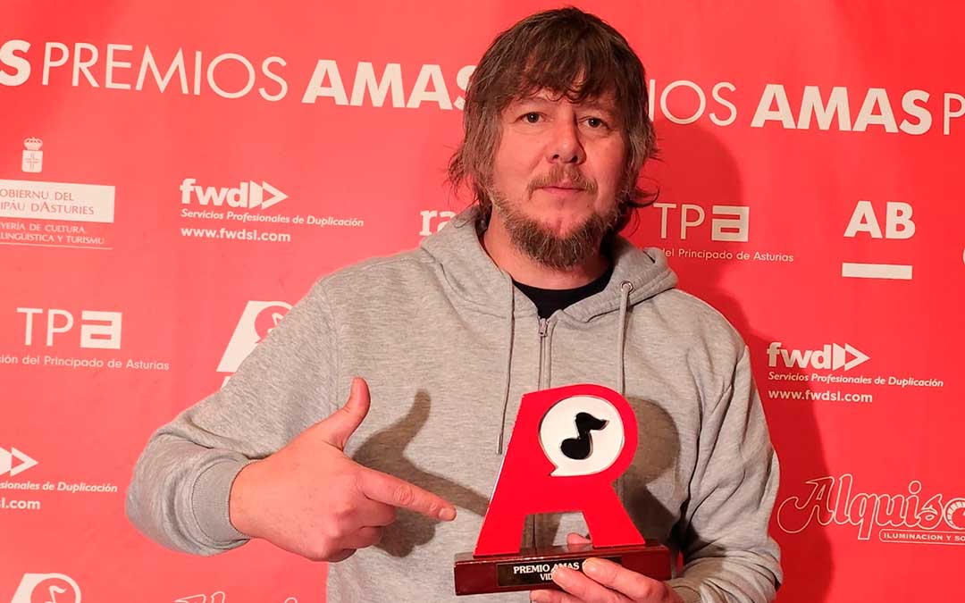 Titi Muñoz se alzó con la estatuilla ganadora por su videoclip con los Azero como protagonistas./ L.C.