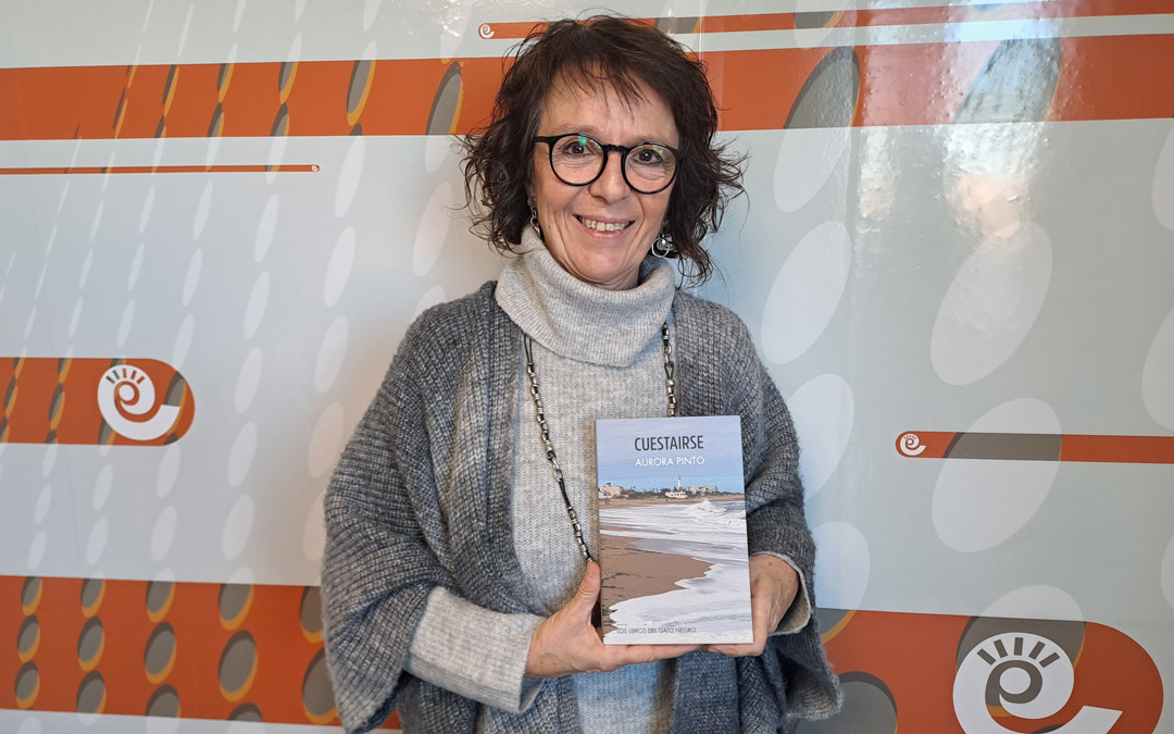 Aurora Pinto visitó los estudios de La COMARCA para presentar el libro que sujeta./ N. Altaba