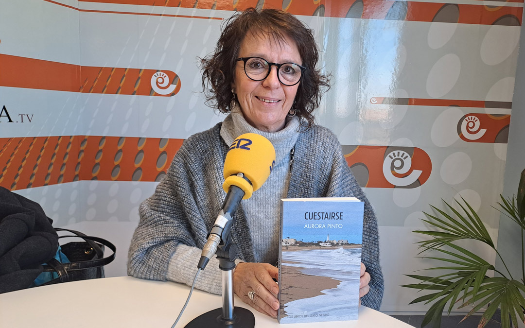 Aurora Pinto visitó los estudios de LA COMARCA para presentar el libro que sujeta. /N.Altaba