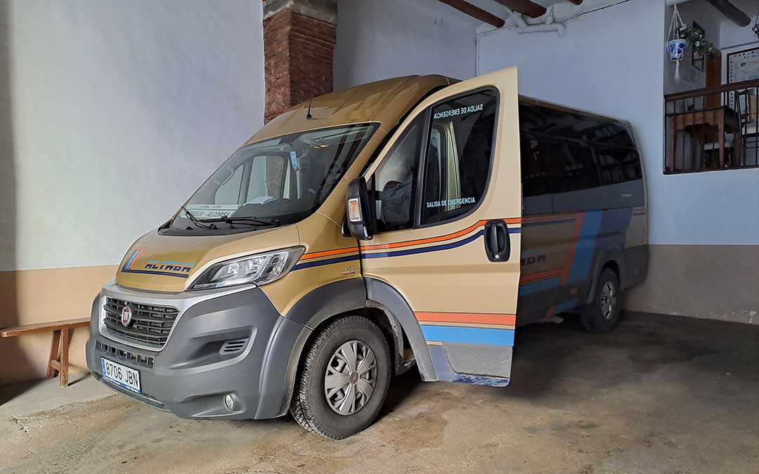 El autobús que conecta Cantavieja con Alcorisa, conocido como 'El Caimán', en la cochera./ N. Altaba